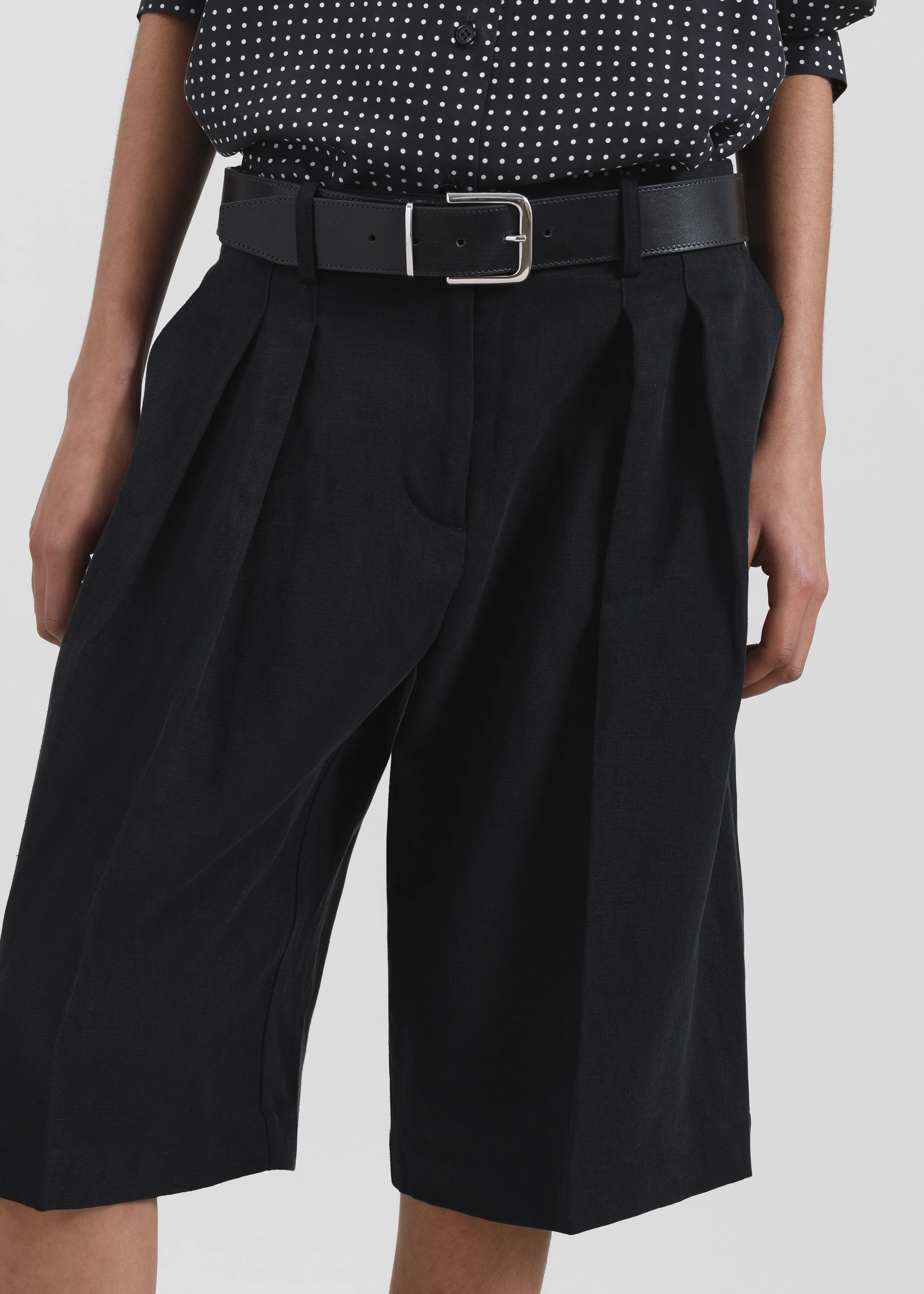 Bilbao Pleated Linen Bermuda Shorts - Black - Image 2