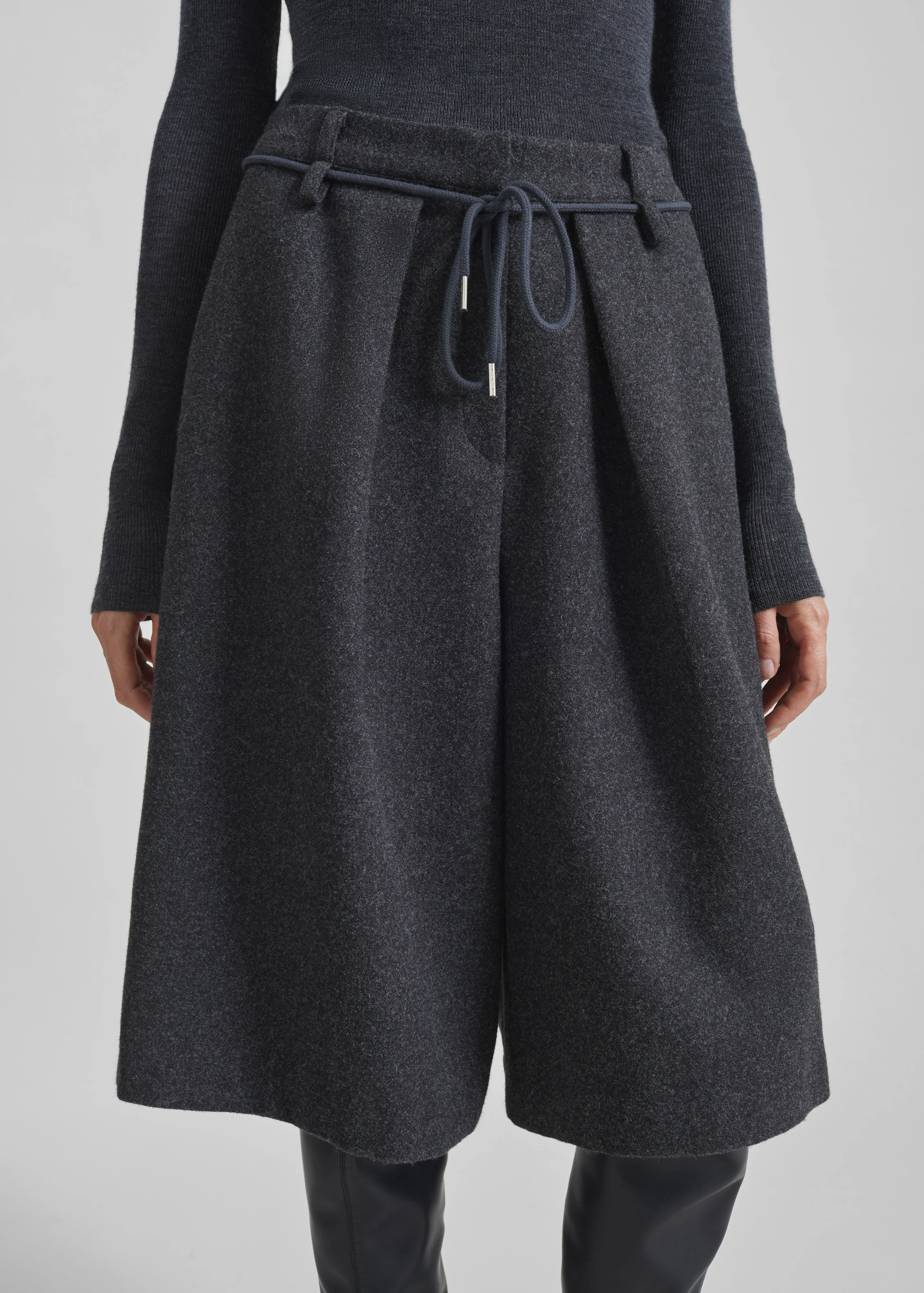 Hemavan Bermuda Shorts - Dark Grey - Image 6