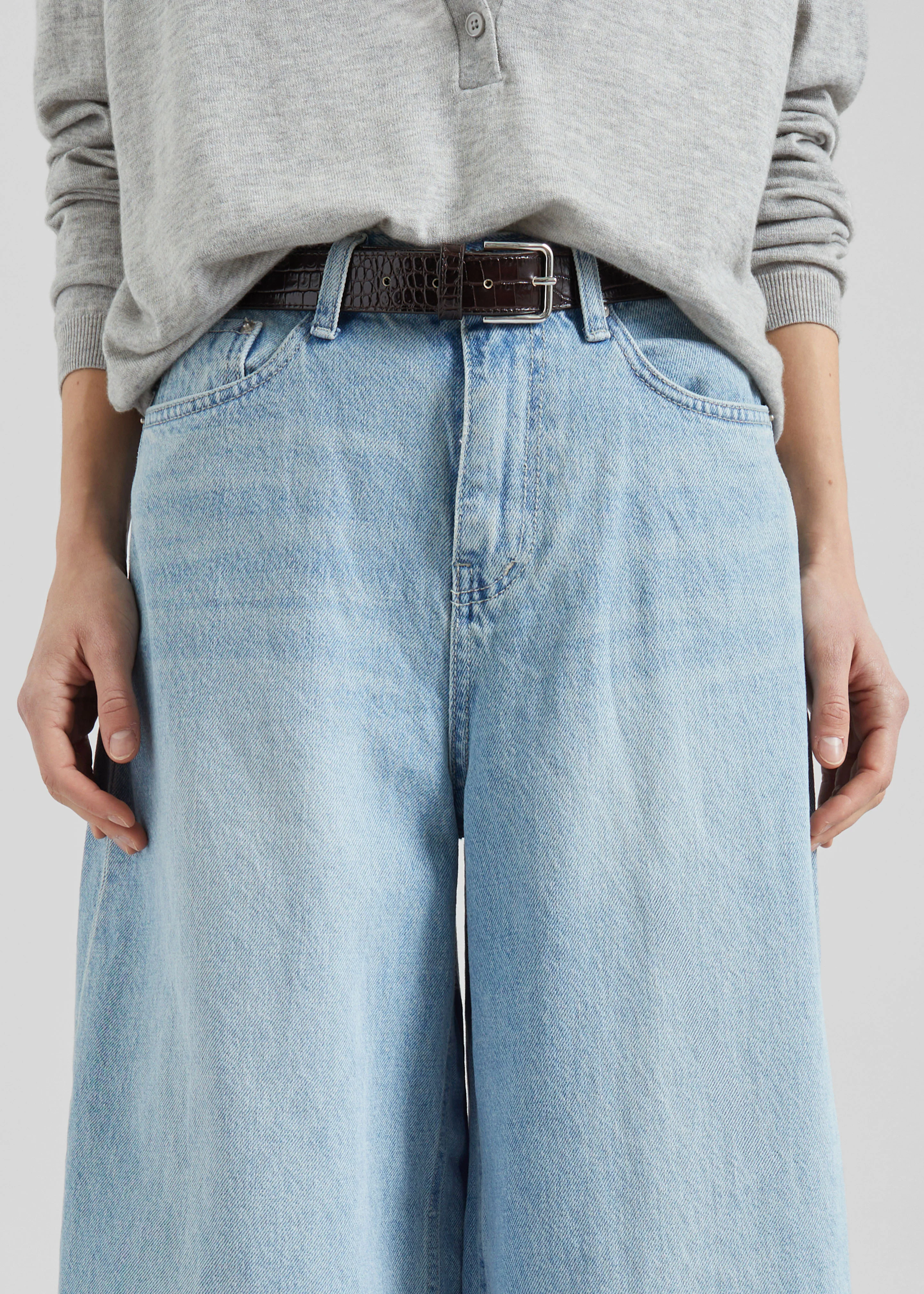 Lucena Barrel-Leg Jeans - Light Wash - Image 4