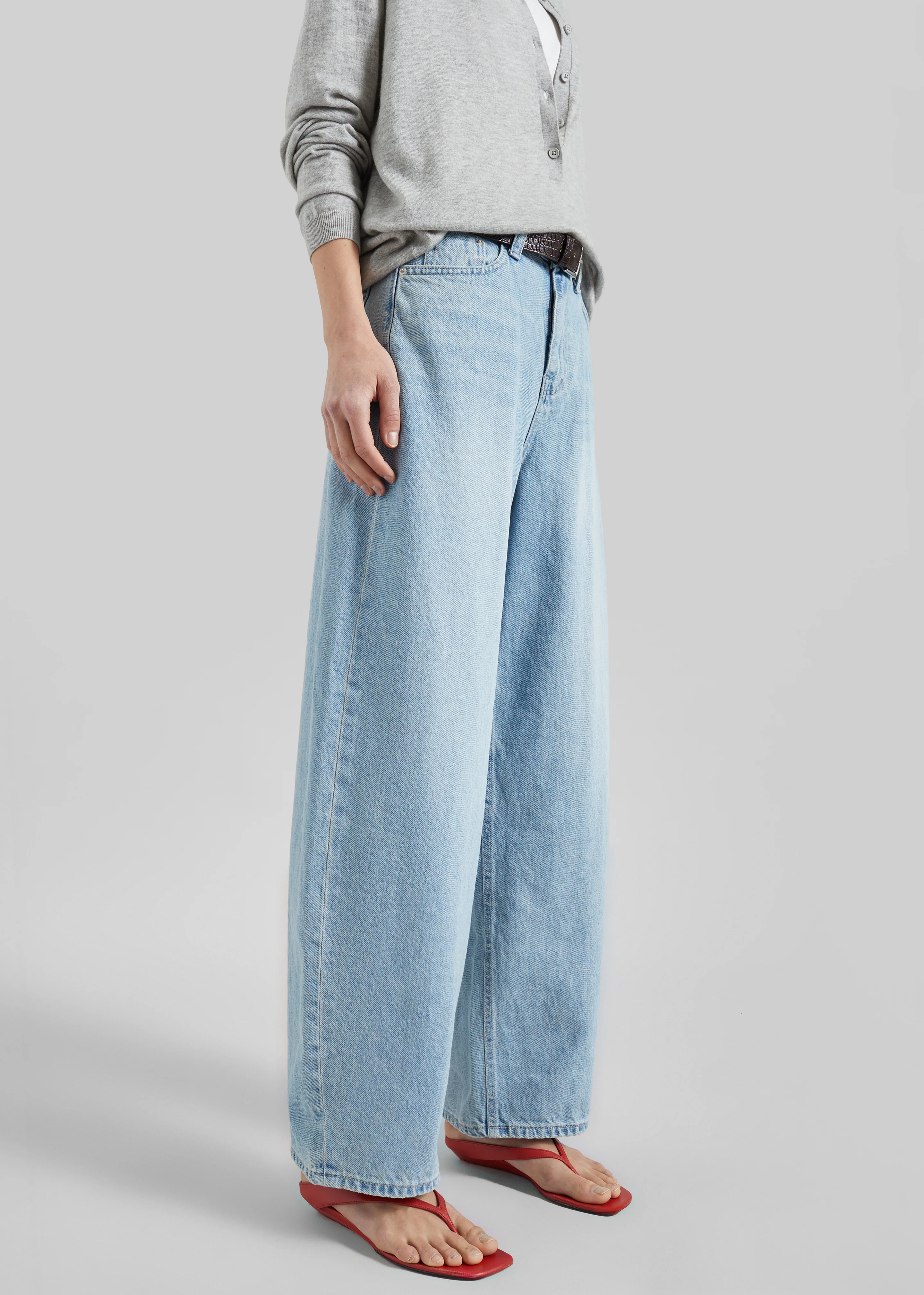 Lucena Barrel-Leg Jeans - Light Wash - Image 5