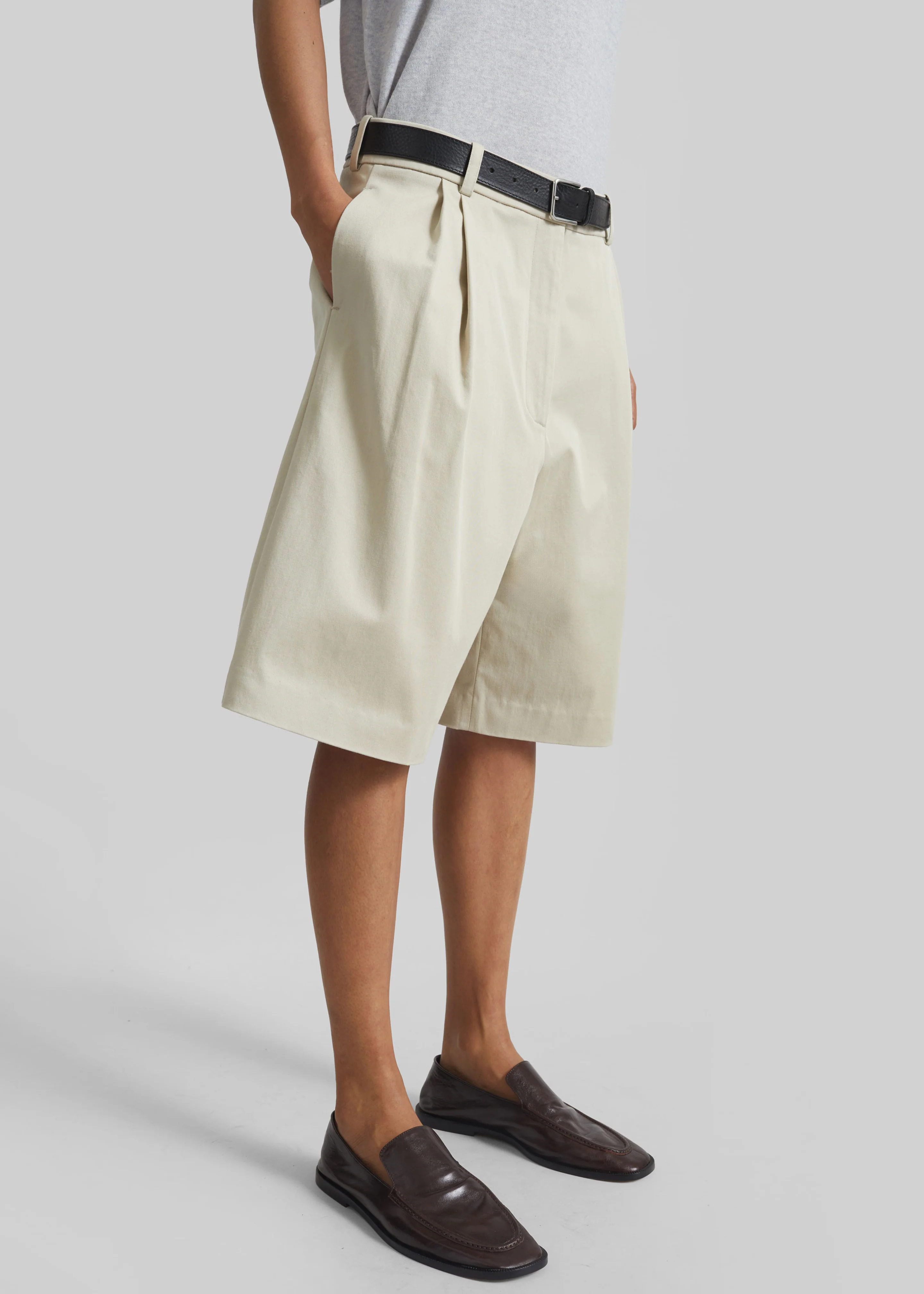 Marfa Cotton Pleated Bermuda - Light Beige - Image 5