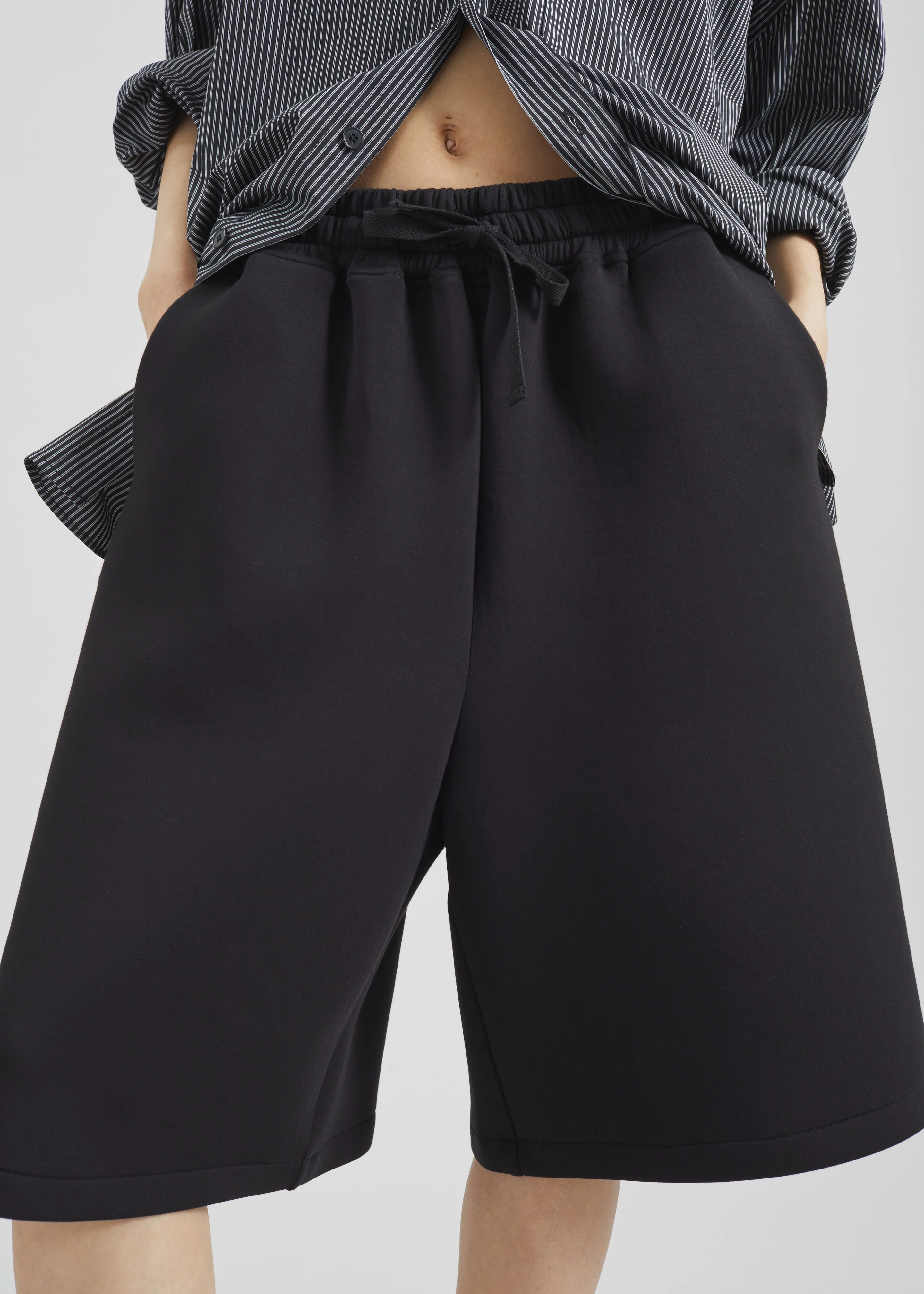 Rian Sweatshorts - Black - Image 2